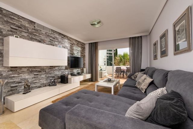 2 sovrum Lägenhet till salu i El Paraiso, Estepona med pool - 349 900 € (Ref: 10125928)