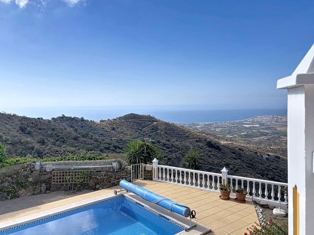 4 Zimmer Villa zu verkaufen in Vélez-Málaga mit Pool Garage - 895.000 € (Ref: 10125937)