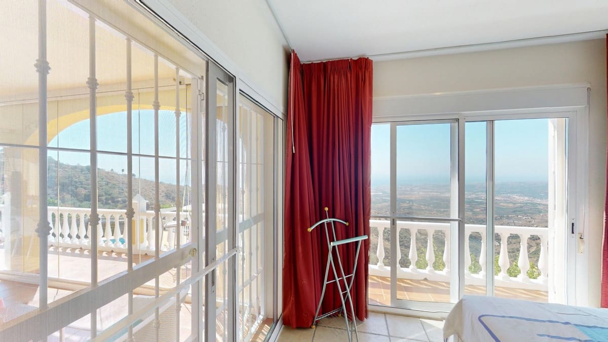 4 Zimmer Villa zu verkaufen in Velez-Malaga mit Pool Garage - 895.000 € (Ref: 10125937)