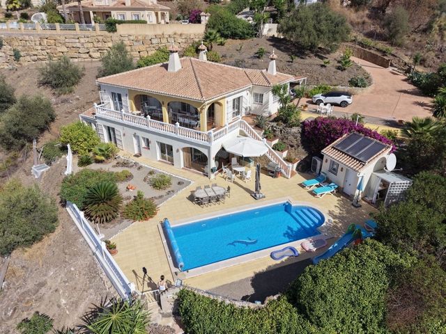 4 Zimmer Villa zu verkaufen in Vélez-Málaga mit Pool Garage - 895.000 € (Ref: 10125937)
