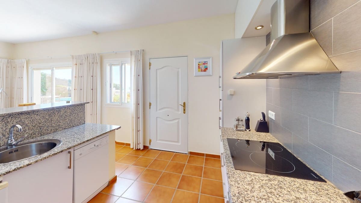 4 Zimmer Villa zu verkaufen in Velez-Malaga mit Pool Garage - 895.000 € (Ref: 10125937)