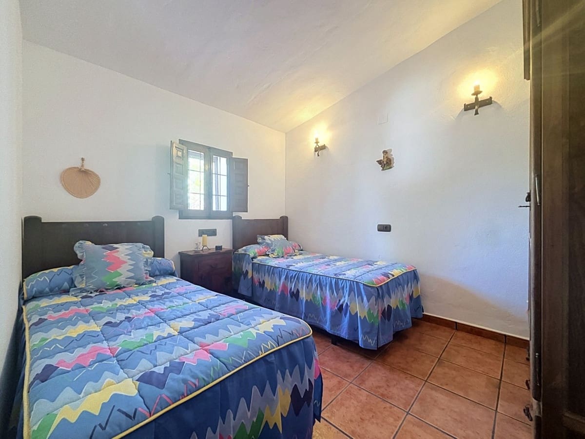 3 bedroom Villa for sale in Velez-Malaga with pool garage - € 320,000 (Ref: 10125938)