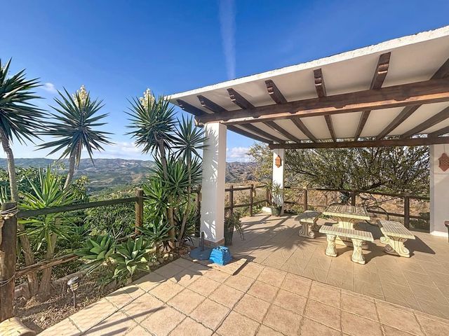 3 bedroom Villa for sale in Vélez-Málaga with pool garage - € 320,000 (Ref: 10125938)