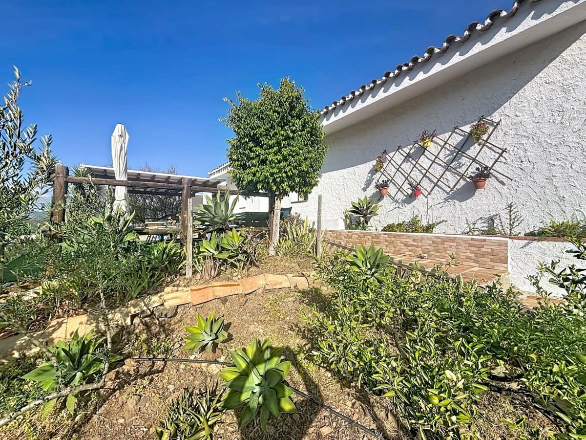 3 bedroom Villa for sale in Velez-Malaga with pool garage - € 320,000 (Ref: 10125938)