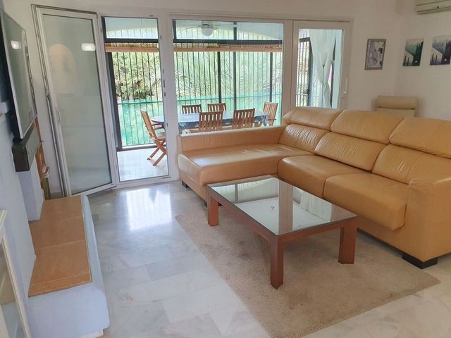 2 soverom Leilighet til salgs i El Paraiso, Estepona med svømmebasseng garasje - € 348 000 (Ref: 10125946)