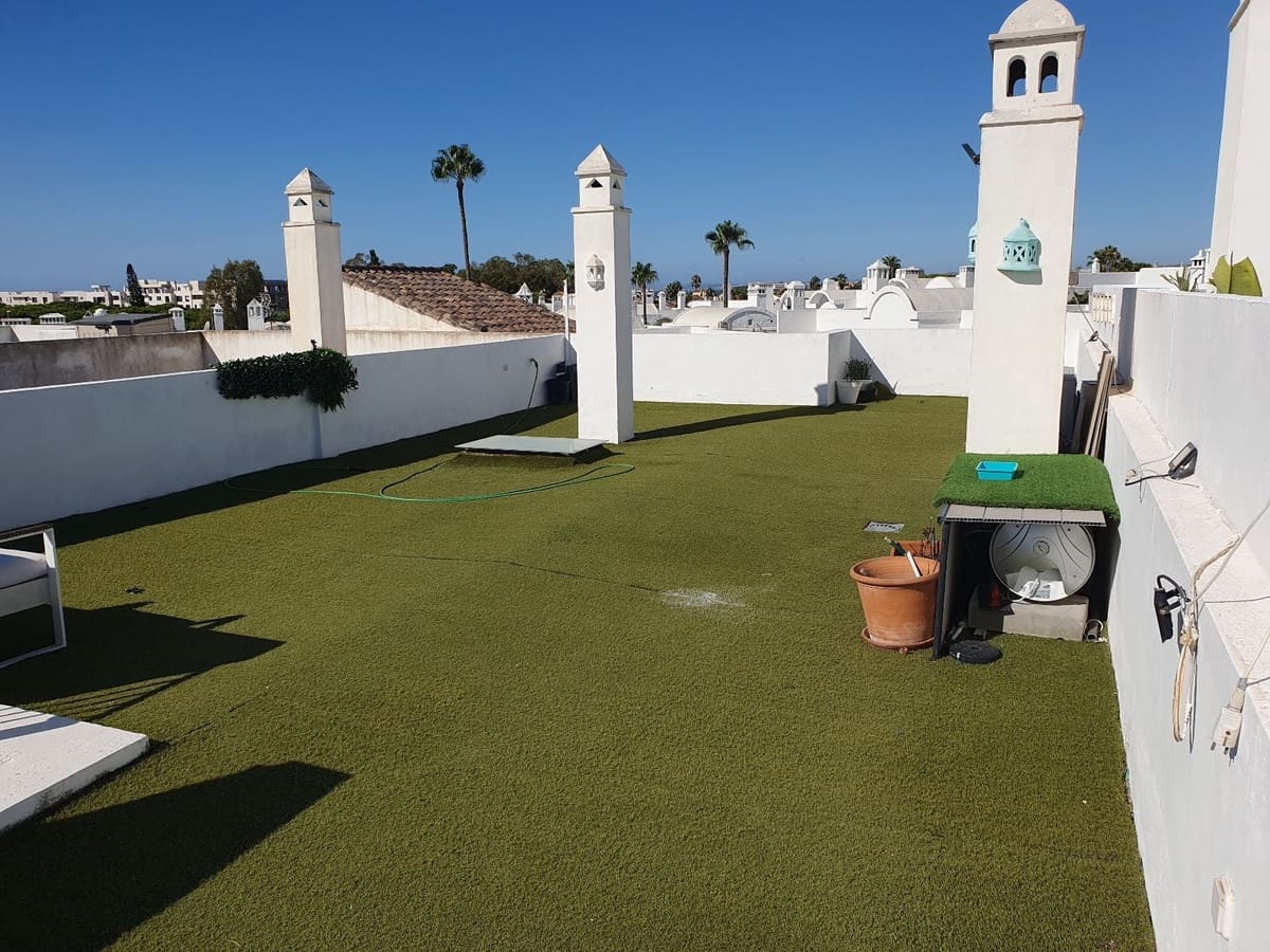 2 bedroom Apartment for sale in El Paraiso with pool - € 340,000 (Ref: 10125947)