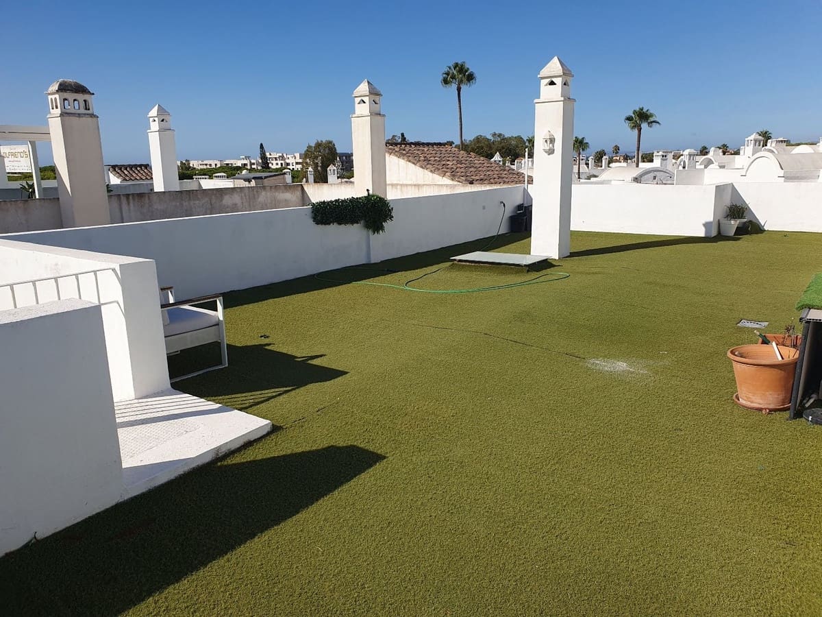 2 bedroom Apartment for sale in El Paraiso with pool - € 340,000 (Ref: 10125947)