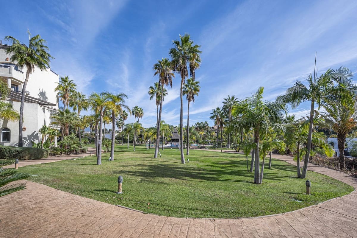 Apartamento de 1 habitación en El Paraiso en venta con piscina garaje - 319.000 € (Ref: 10125952)