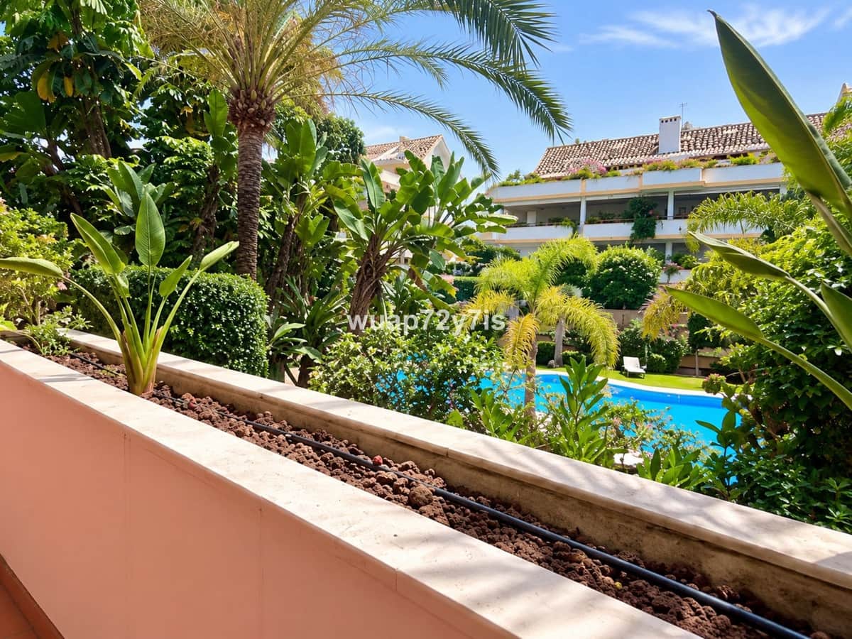 2 soverom Leilighet til salgs i Marbella med svømmebasseng garasje - € 1 049 000 (Ref: 10125955)