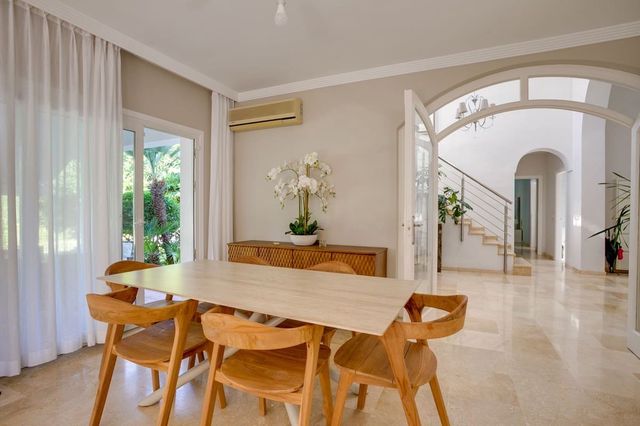 3 makuuhuone Huvila myytävänä paikassa El Paraiso, Estepona mukana uima-altaan 
autotalli - 1 500 000 € (Ref: 10125960)