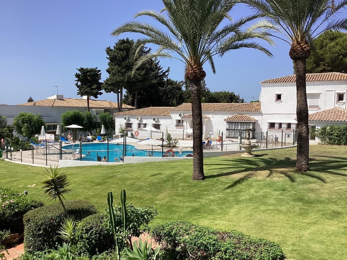 1 soverom Leilighet til salgs i El Paraiso med svømmebasseng garasje - € 275 000 (Ref: 10125962)