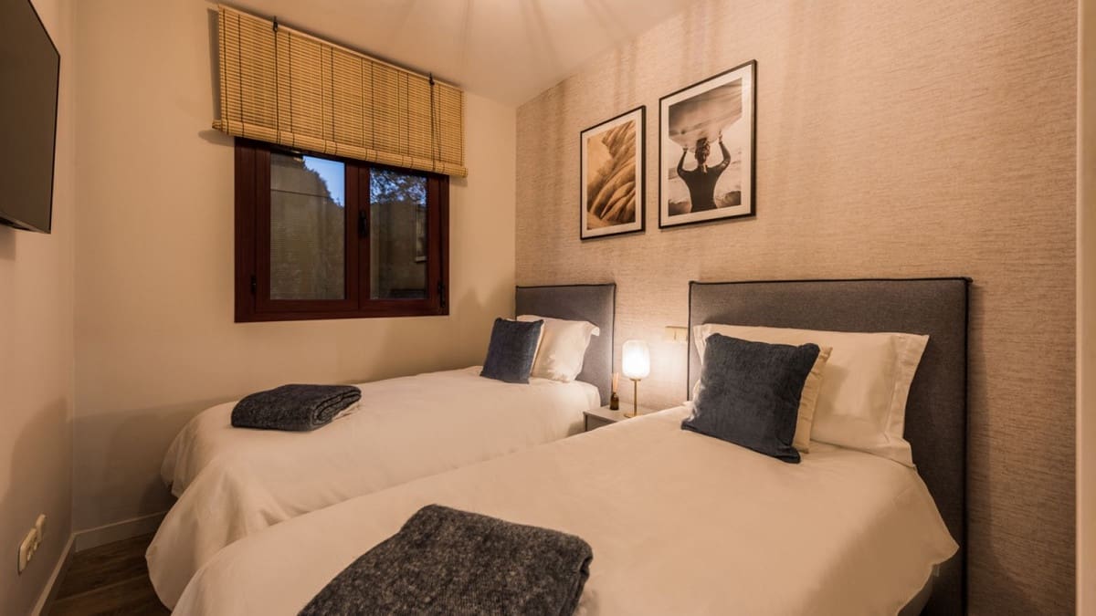 2 bedroom Apartment for sale in El Paraiso with pool - € 360,000 (Ref: 10125998)