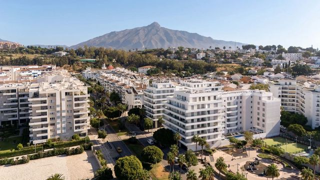 Apartamento de 4 habitaciones en Guadalmina Alta, Marbella en venta con piscina garaje - 995.000 € (Ref: 10126001)