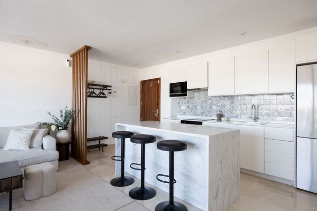 Apartamento de 3 habitaciones en El Paraíso, Benahavís en venta con garaje - 750.000 € (Ref: 10126002)