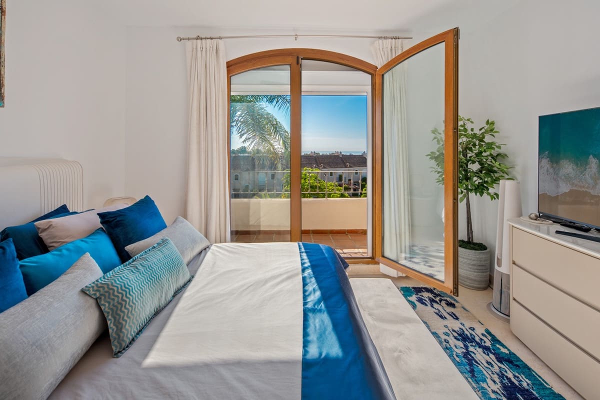 3 soverom Hus til salgs i El Paraiso med svømmebasseng garasje - € 825 000 (Ref: 10126645)