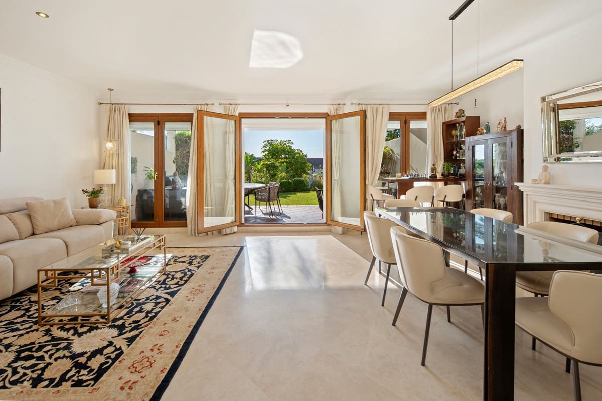 3 soverom Hus til salgs i El Paraiso med svømmebasseng garasje - € 825 000 (Ref: 10126645)