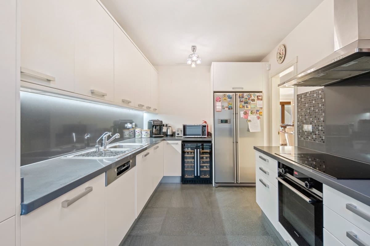 3 soverom Hus til salgs i El Paraiso med svømmebasseng garasje - € 825 000 (Ref: 10126645)