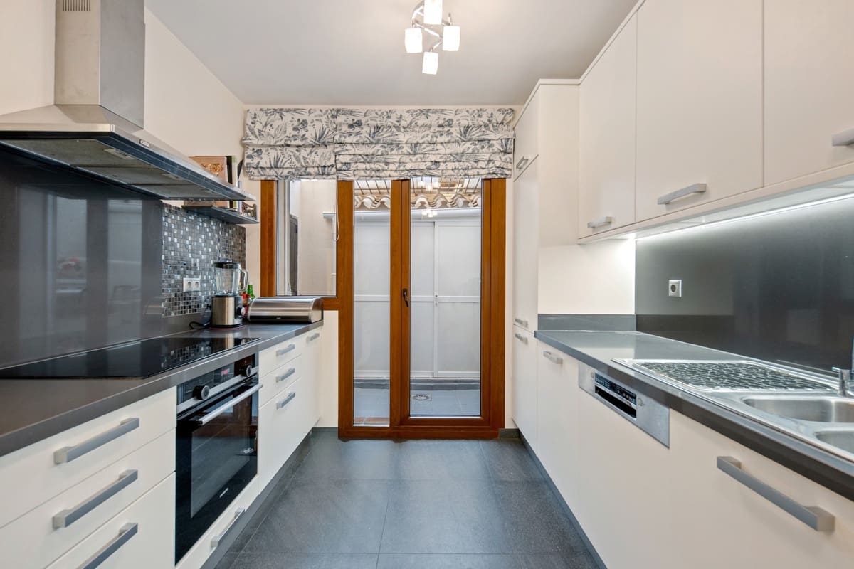 3 soverom Hus til salgs i El Paraiso med svømmebasseng garasje - € 825 000 (Ref: 10126645)