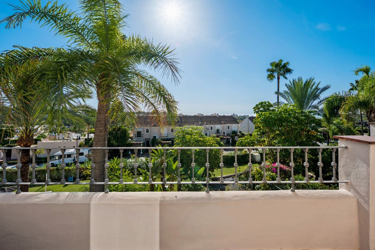 3 soverom Hus til salgs i El Paraiso med svømmebasseng garasje - € 825 000 (Ref: 10126645)