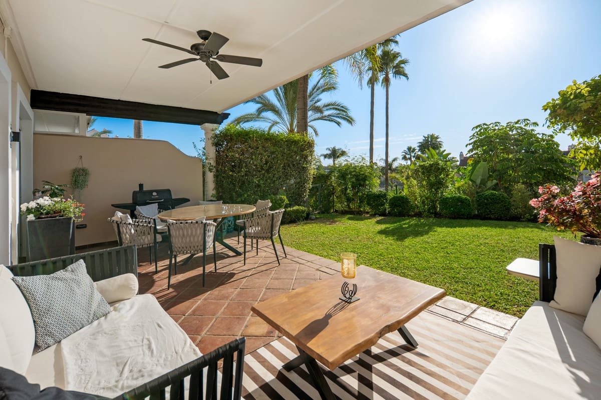 3 soverom Hus til salgs i El Paraiso med svømmebasseng garasje - € 825 000 (Ref: 10126645)
