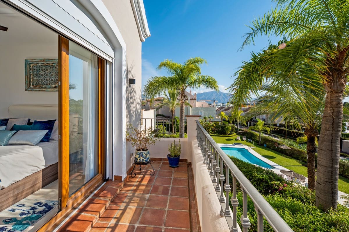 3 soverom Hus til salgs i El Paraiso med svømmebasseng garasje - € 825 000 (Ref: 10126645)