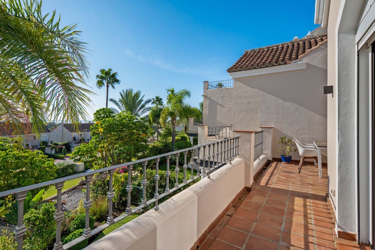 3 soverom Hus til salgs i El Paraiso med svømmebasseng garasje - € 825 000 (Ref: 10126645)
