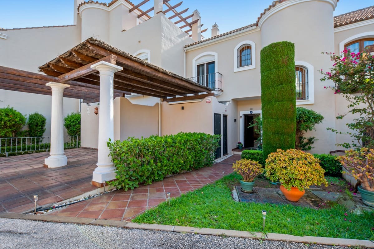3 soverom Hus til salgs i El Paraiso med svømmebasseng garasje - € 825 000 (Ref: 10126645)