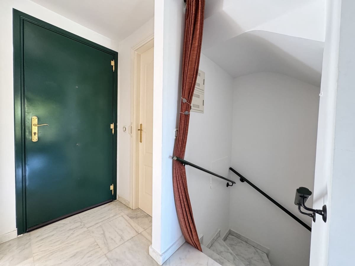 2 soveværelse Byhus til salg i Cabopino med swimmingpool garage - € 525.000 (Ref: 10126692)
