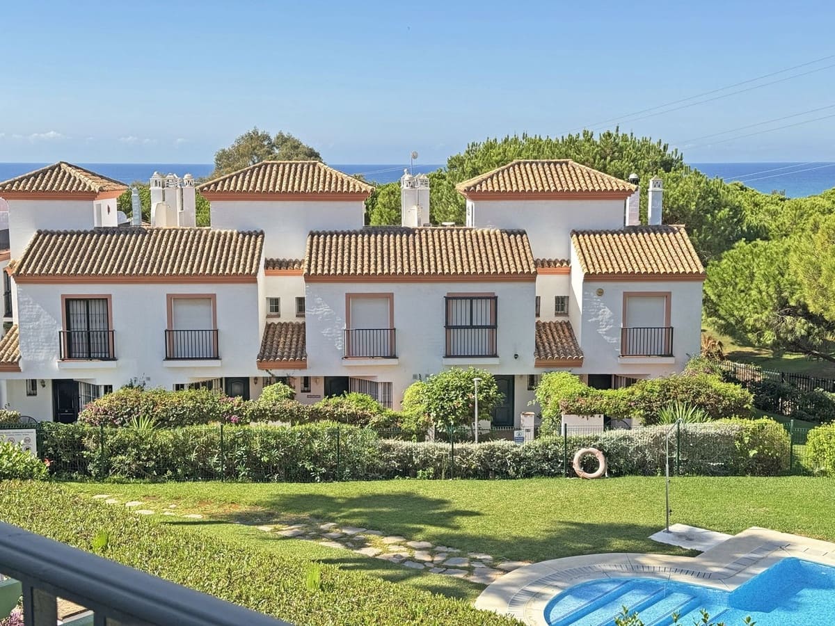 2 soveværelse Byhus til salg i Cabopino med swimmingpool garage - € 525.000 (Ref: 10126692)