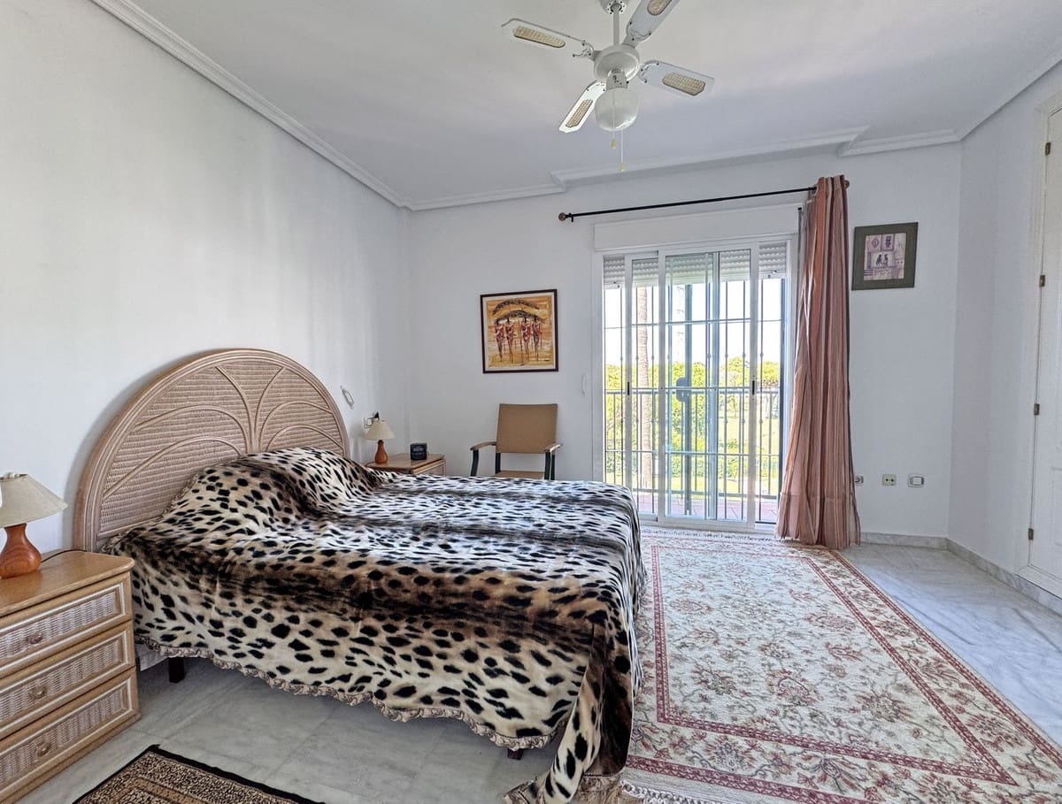 2 soveværelse Byhus til salg i Cabopino med swimmingpool garage - € 525.000 (Ref: 10126692)