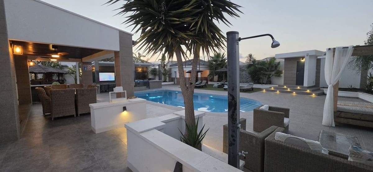 5 makuuhuone Huvila myytävänä paikassa Torrevieja mukana uima-altaan - 840 000 € (Ref: 10126705)