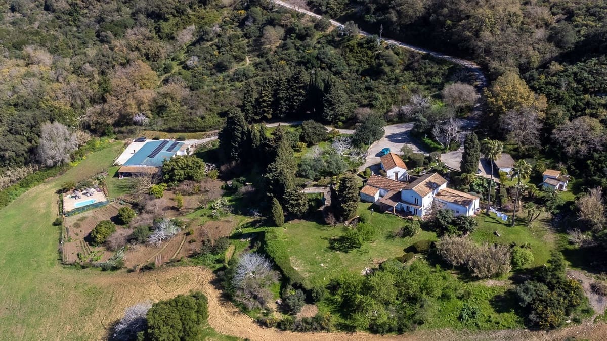 6 bedroom Villa for sale in Casares with pool garage - € 1,850,000 (Ref: 10126707)