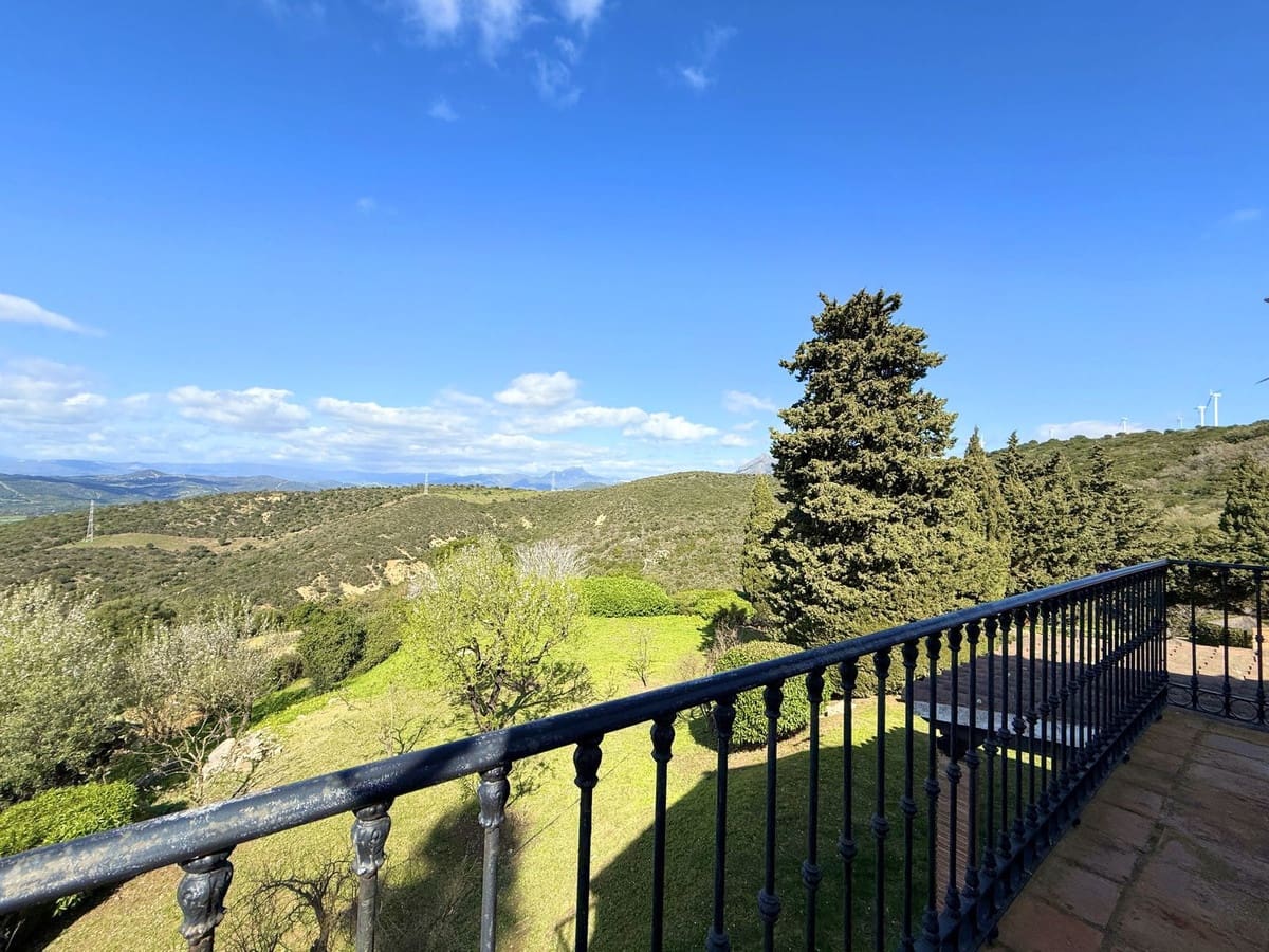 6 bedroom Villa for sale in Casares with pool garage - € 1,850,000 (Ref: 10126707)