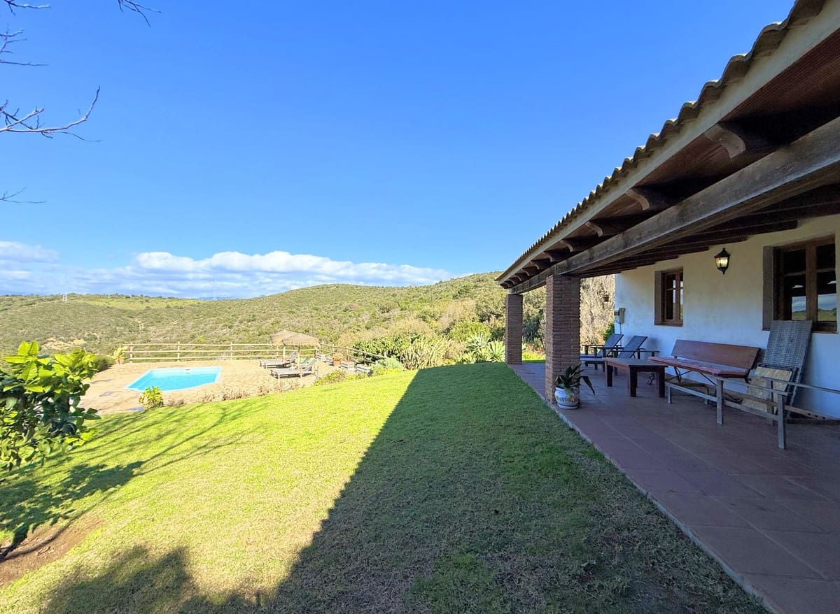 6 bedroom Villa for sale in Casares with pool garage - € 1,850,000 (Ref: 10126707)