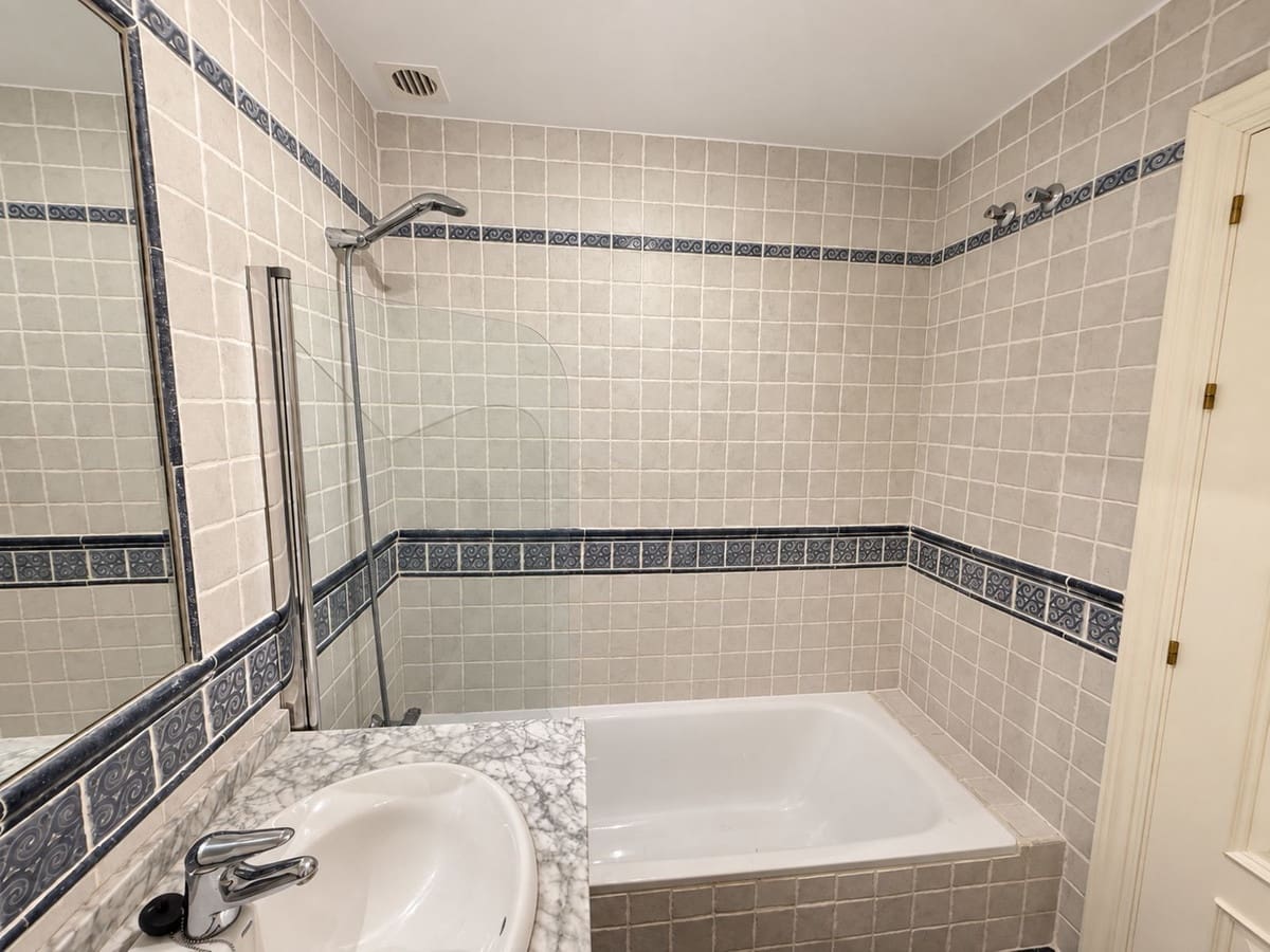2 sypialnia Apartament na sprzedaż w Nueva Andalucia z basenem garażem - 425 000 € (Ref: 10126769)