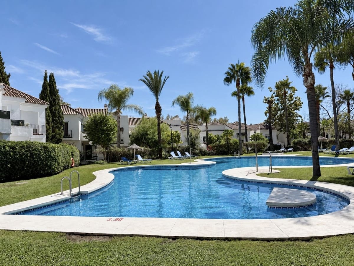 2 sypialnia Apartament na sprzedaż w Nueva Andalucia z basenem garażem - 425 000 € (Ref: 10126769)