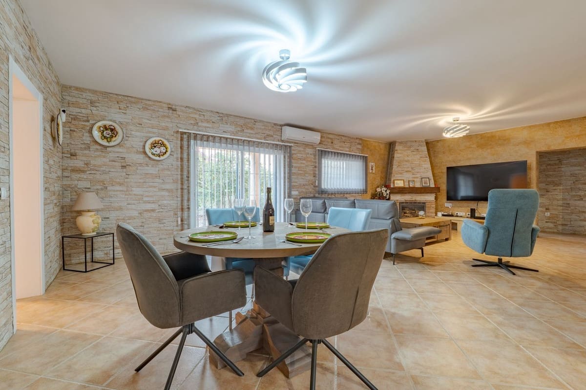 8 bedroom Villa for sale in Alhaurin el Grande with pool garage - € 995,000 (Ref: 10128281)