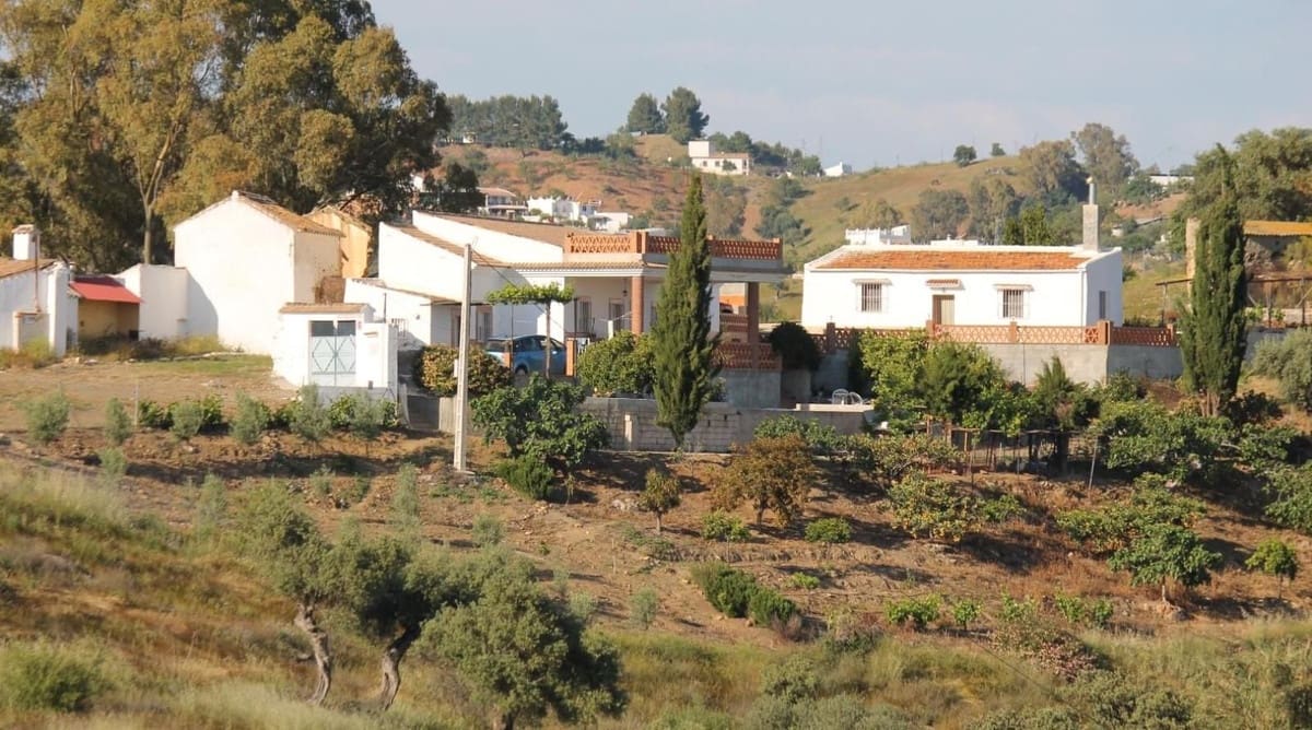 4 soveværelse Finca/Landehus til salg i Cartama med swimmingpool garage - € 332.500 (Ref: 10128294)