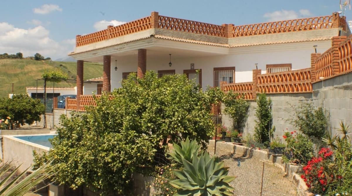4 soveværelse Finca/Landehus til salg i Cartama med swimmingpool garage - € 332.500 (Ref: 10128294)