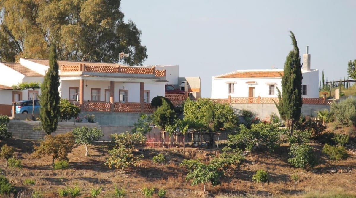 4 soveværelse Finca/Landehus til salg i Cartama med swimmingpool garage - € 332.500 (Ref: 10128294)