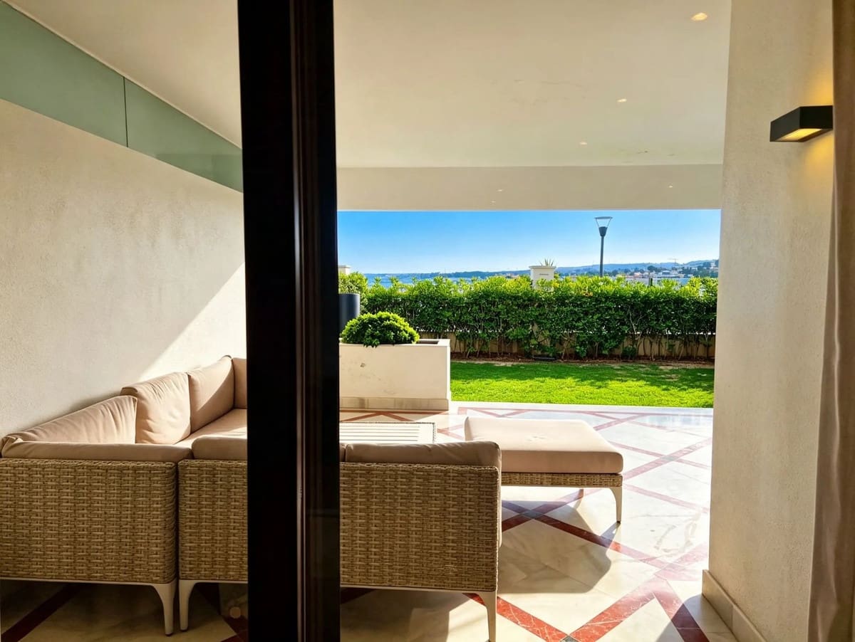 2 soveværelse Lejlighed til salg i Estepona med swimmingpool garage - € 1.345.000 (Ref: 10128302)