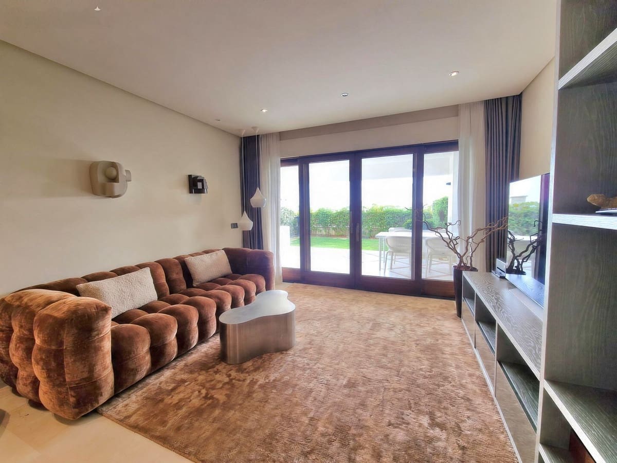 2 soveværelse Lejlighed til salg i Estepona med swimmingpool garage - € 1.345.000 (Ref: 10128302)