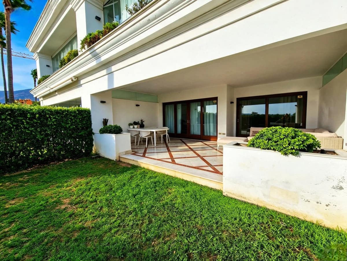 2 soveværelse Lejlighed til salg i Estepona med swimmingpool garage - € 1.345.000 (Ref: 10128302)