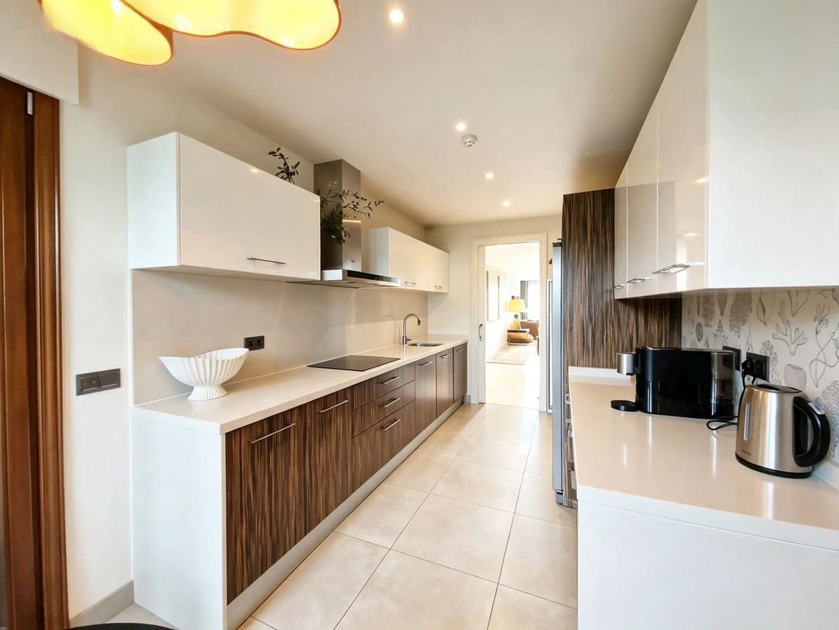 2 soveværelse Lejlighed til salg i Estepona med swimmingpool garage - € 1.345.000 (Ref: 10128302)