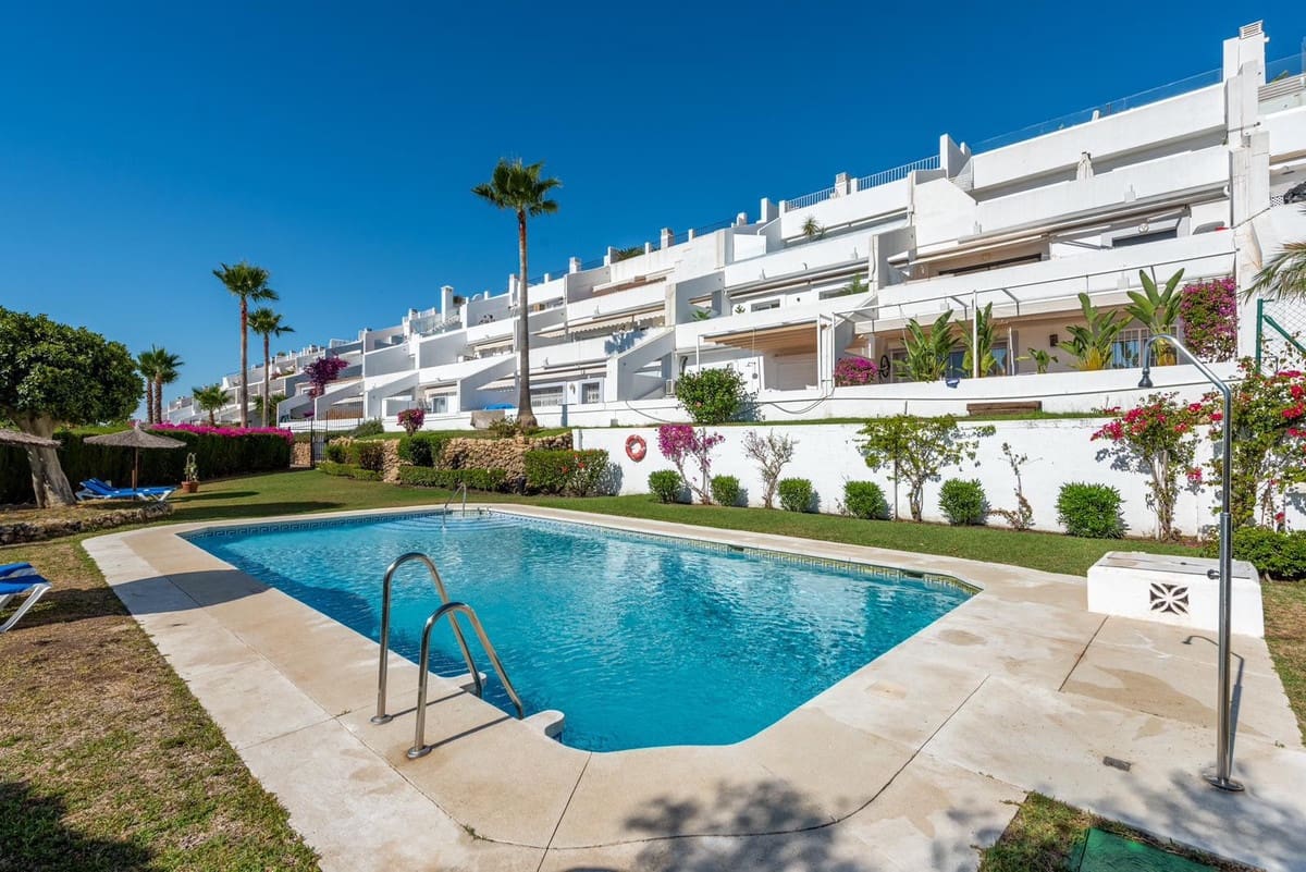 3 makuuhuone Huoneisto myytävänä paikassa La Quinta mukana uima-altaan - 620 000 € (Ref: 10128303)