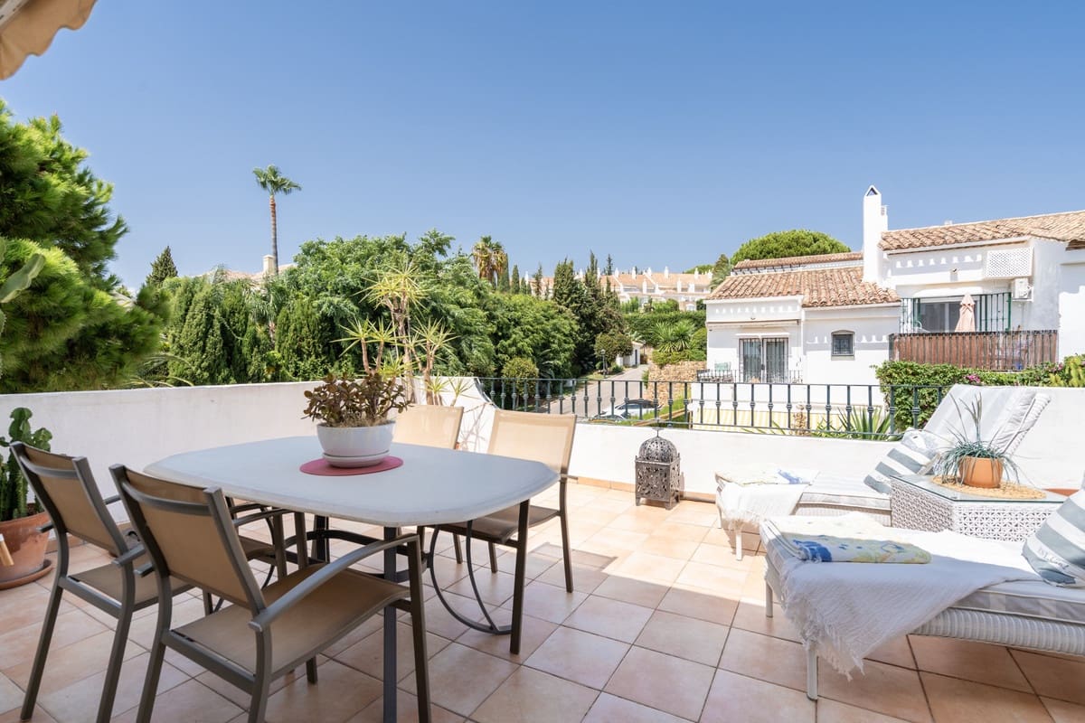 2 soveværelse Lejlighed til salg i El Paraiso med swimmingpool - € 550.000 (Ref: 10128324)