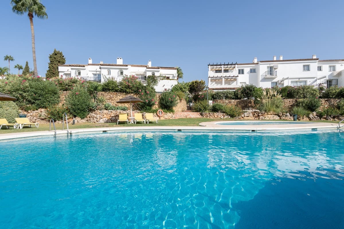 2 soveværelse Lejlighed til salg i El Paraiso med swimmingpool - € 550.000 (Ref: 10128324)