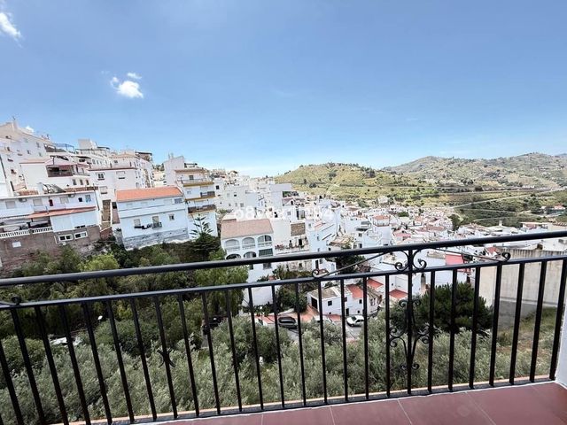 4 bedroom Villa for sale in Cómpeta with garage - € 650,000 (Ref: 10128340)
