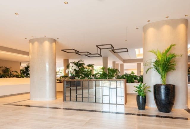 Apartamento de 3 habitaciones en Nueva Andalucia, Marbella en venta con piscina garaje - 645.000 € (Ref: 10128404)
