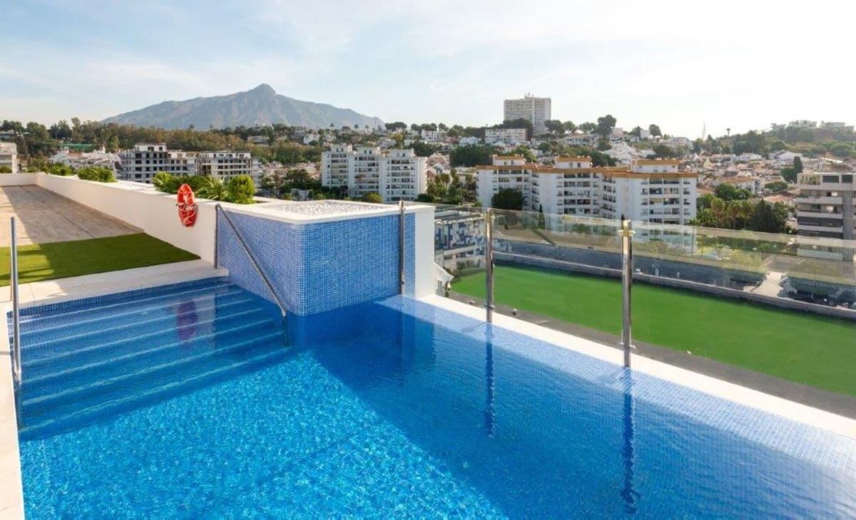 Apartamento de 3 habitaciones en Nueva Andalucia en venta con piscina garaje - 645.000 € (Ref: 10128404)